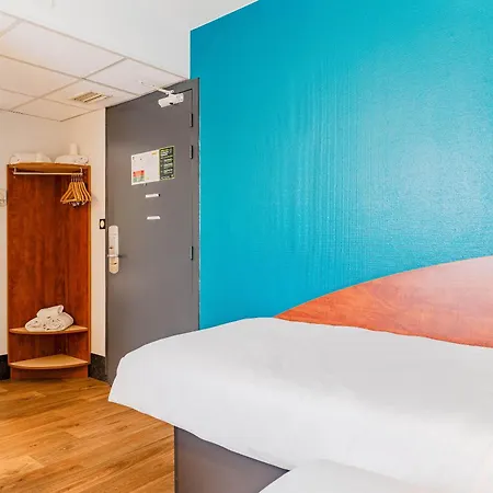 Poitiers 3 Futuroscope 2*